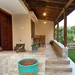 ヴィラ Pinar - Near The Airport And