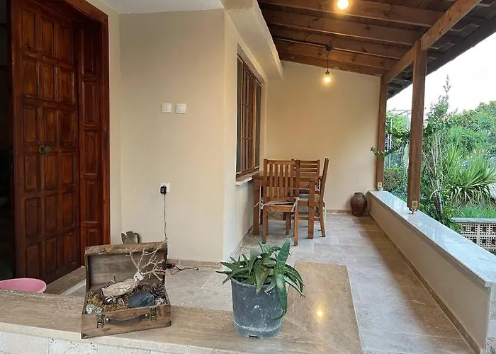 ヴィラ Pinar - Near The Airport And