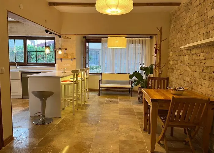 ヴィラ Pinar - Near The Airport And